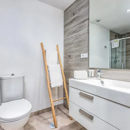 Sb311g - Modern & Well Connected 2 Bed Apartment *